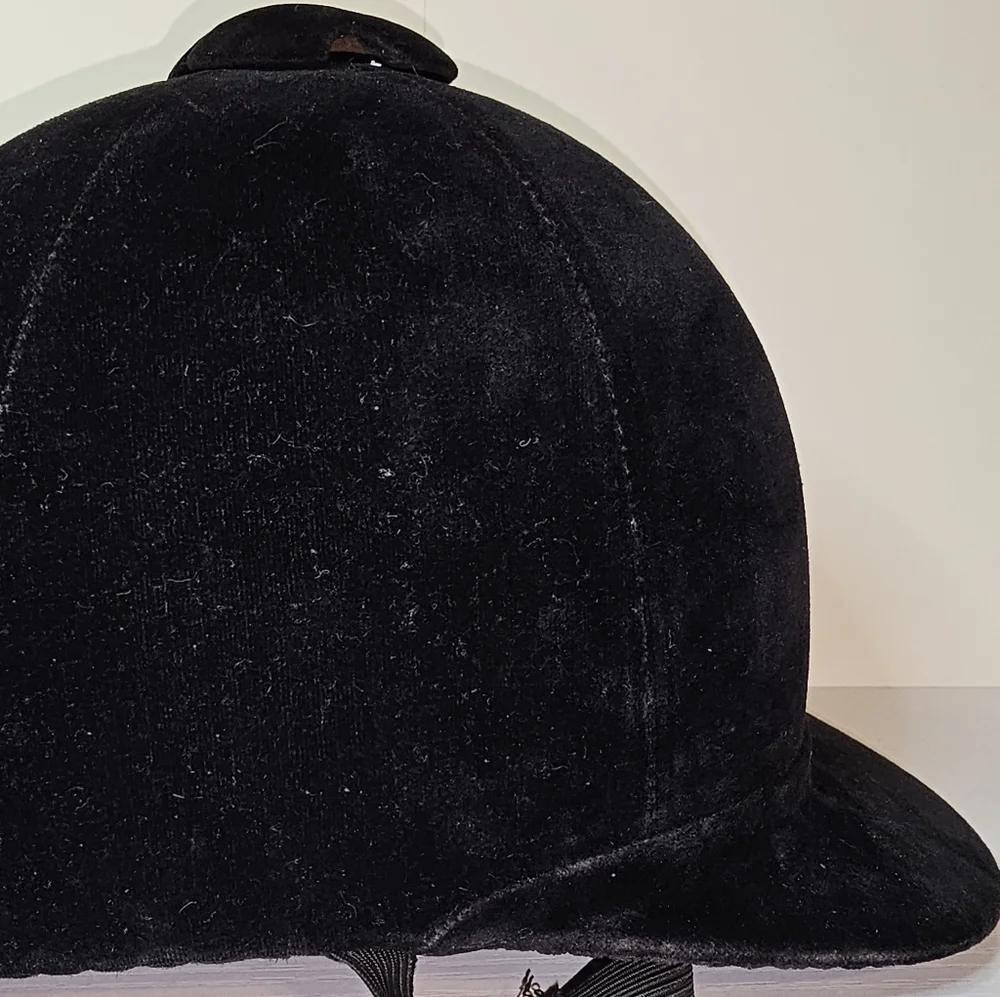 Vintage Saks Fifth Avenue Black Velvet Riding/hunting Cap, Excellant Condition - Picture 2 of 4